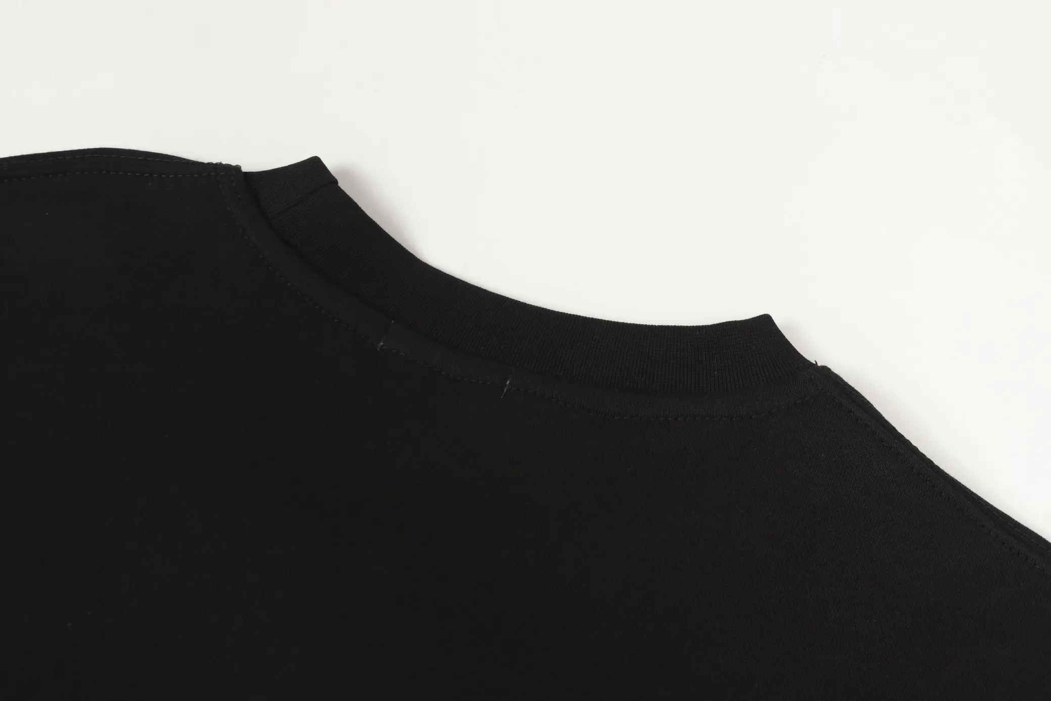 P200 Long-term stock] RalphLauren/Ralph Lauren 2025 autumn and winter new bear letter print 420g heavy large terry sweatshirt Ralph Lauren's age-reducing item, the coat fabric is made of 85% cotton ➕15% polyester, which not only retains the softness, comfort and breathability of cotton, but also adds the wear resistance and wrinkle resistance of polyester fiber, making the clothes more durable and easy to care for. Even in slightly cooler weather, you won't feel stuffy when wearing it. This kind of fabric has a natural crisp feel and is not easy to pill or deform. The bear on the chest is printed with English letters. It is full of color, full of three-dimensionality, and lifelike, adding a bit of liveliness and interest to the whole sweatshirt. There is no pressure to dress, regardless of age or gender. Complete accessories! Color: black, white, navy blue, light floral gray Size: M-L-XL-XXL